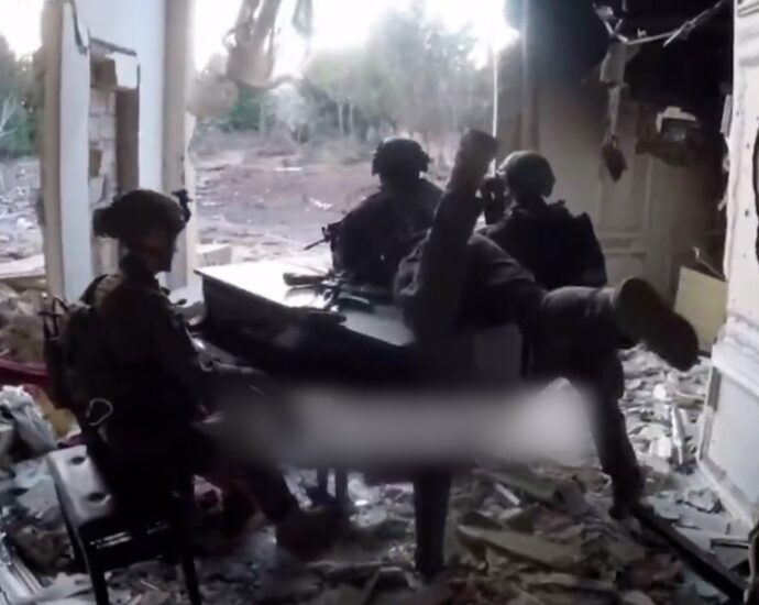 israeli-soldiers-play-piano-in-destroyed-home-in-lebanon