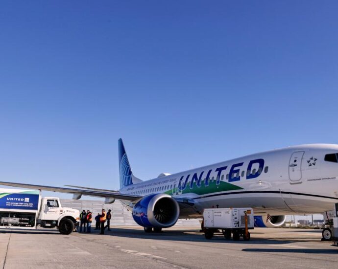 airlines-team-up-with-california-to-boost-adoption-of-lower-carbon-jet-fuel