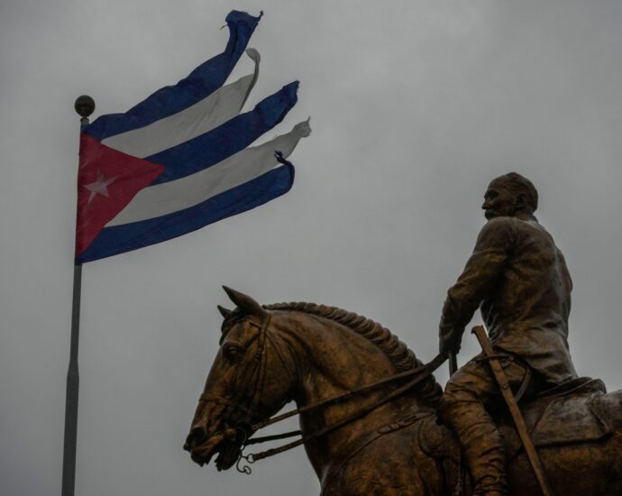 photos:-hurricane-rafael-batters-cuba,-plunging-the-island-into-a-blackout