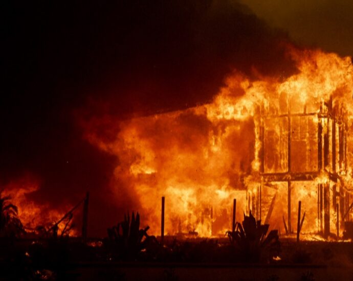 raging-us-wildfires-fuelled-by-strong-winds-destroy-homes-in-california