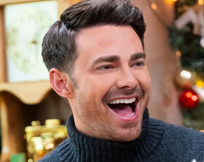 20-years-after-‘mean-girls,’-jonathan-bennett-is-finding-new-ways-to-make-fans-swoon