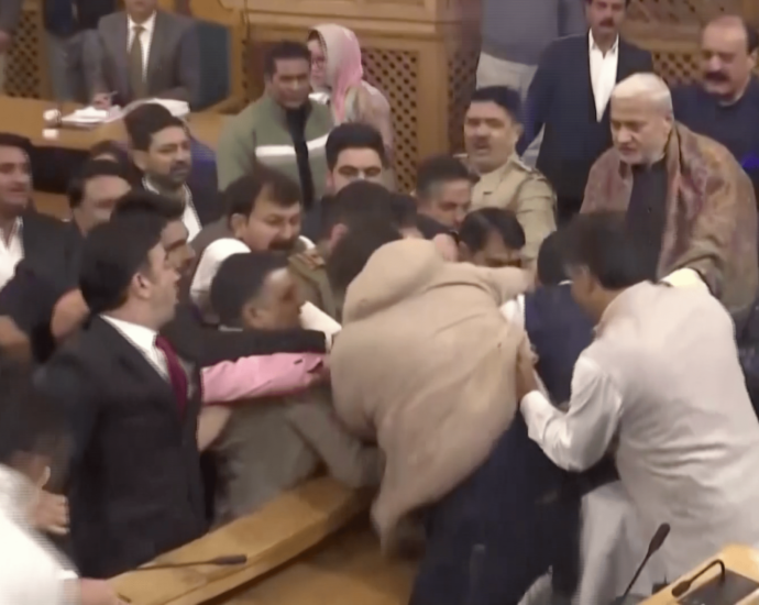 indian-kashmir-lawmakers-scuffle-over-calls-for-partial-autonomy