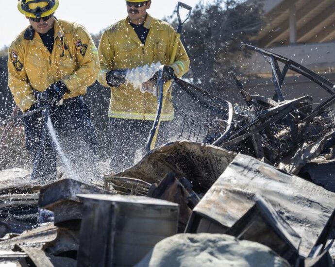 staggering-devastation-as-fire-levels-hillside-neighborhoods,-destroying-more-than-130-structures