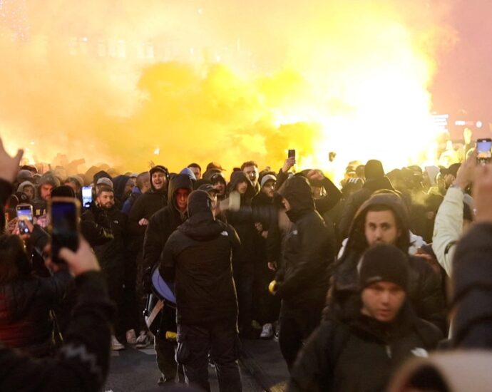 israeli-football-fans-clash-with-protesters-in-amsterdam