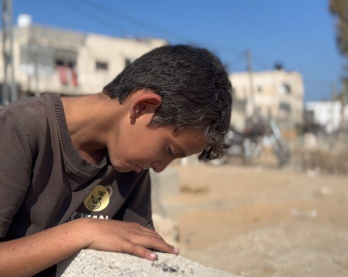 boy-who-sleeps-on-his-mother’s-grave-in-gaza