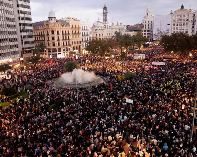 thousands-protest-in-spain’s-valencia-over-handling-of-deadly-floods