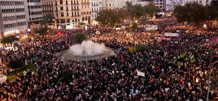 thousands-protest-in-spain’s-valencia-over-handling-of-deadly-floods