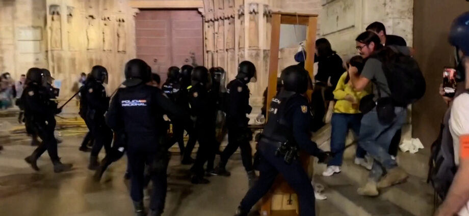 video:-clashes-erupt-in-valencia,-spain-over-gov’t-flood-response