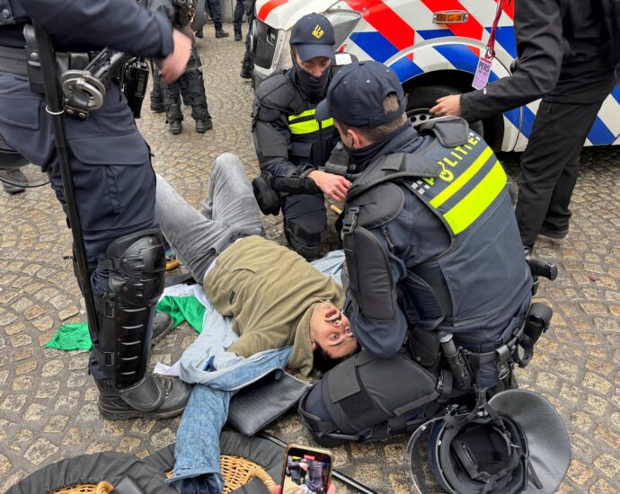 dutch-police-arrest-pro-palestinian-protesters-in-amsterdam