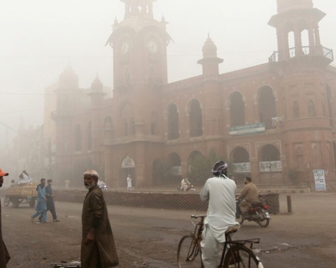 ‘children-constantly-coughing’:-pakistan’s-record-smog-forces-people-home