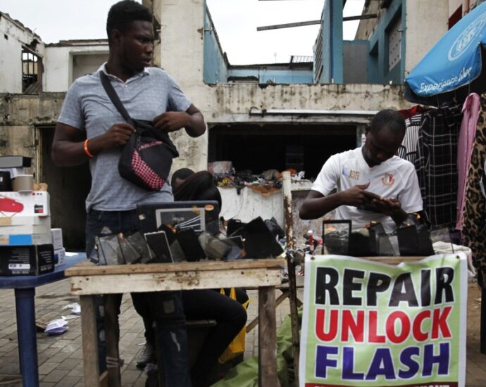 want-status-in-nigeria?-an-informal-iphone-market-offers-dreams-and-despair