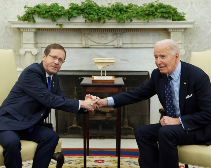 biden-dismisses-journalist’s-question-on-reaching-deal-for-gaza-captives