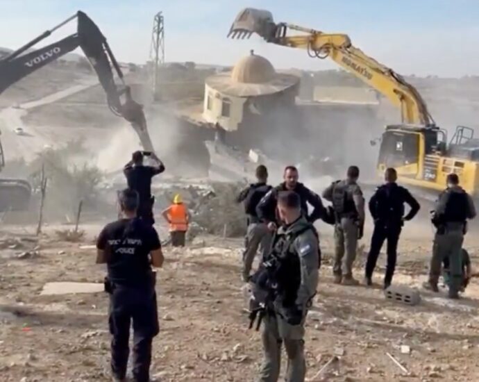 israeli-forces-demolish-mosque-in-negev