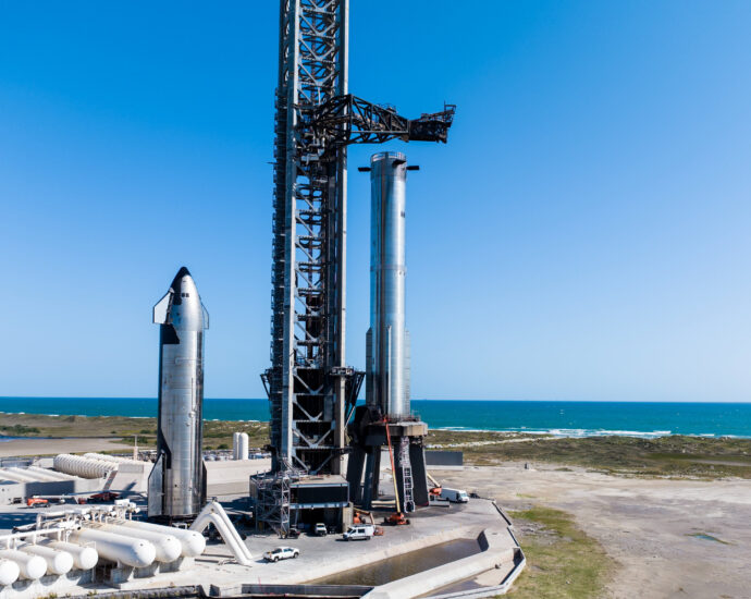 SpaceX rolls Starship Flight 6 Super Heavy rocket to pad ahead of Nov. 18 launch (photos)