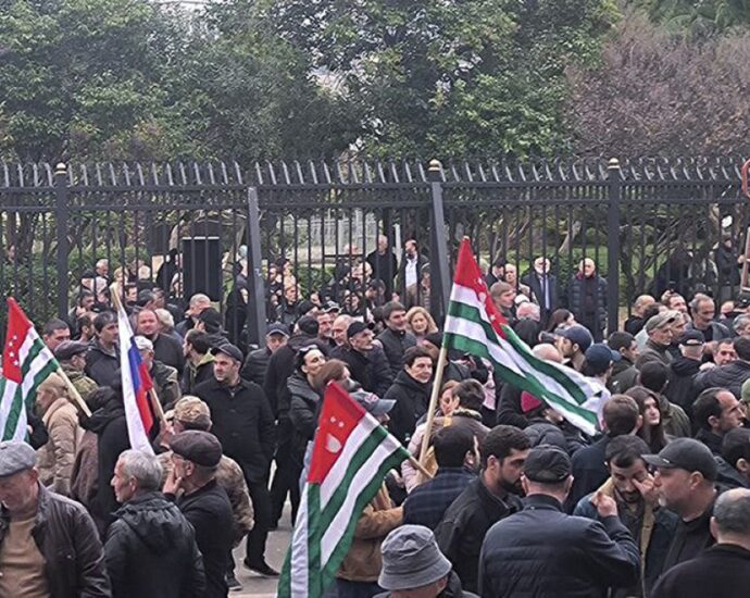 protests-erupt-in-abkhazia-over-pro-moscow-property-measure