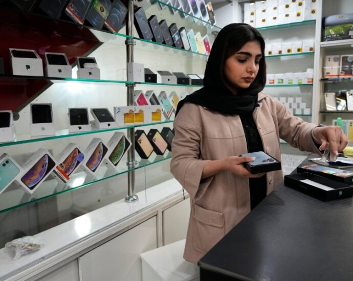 iran-lifts-its-ban-on-imports-of-new-iphone-models-in-place-since-last-year