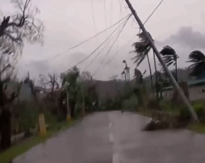 video:-super-typhoon-man-yi-forces-mass-evacuation-in-the-philippines