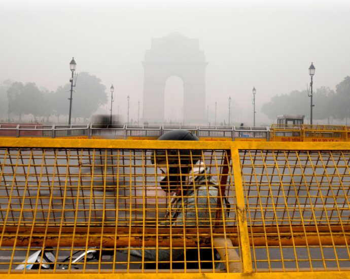 delhi-shuts-schools,-bans-construction-as-pollution-levels-hit-new-high