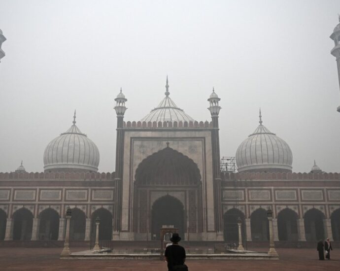 new-delhi-shrouded-in-toxic-smog-as-pollution-reading-breaks-record