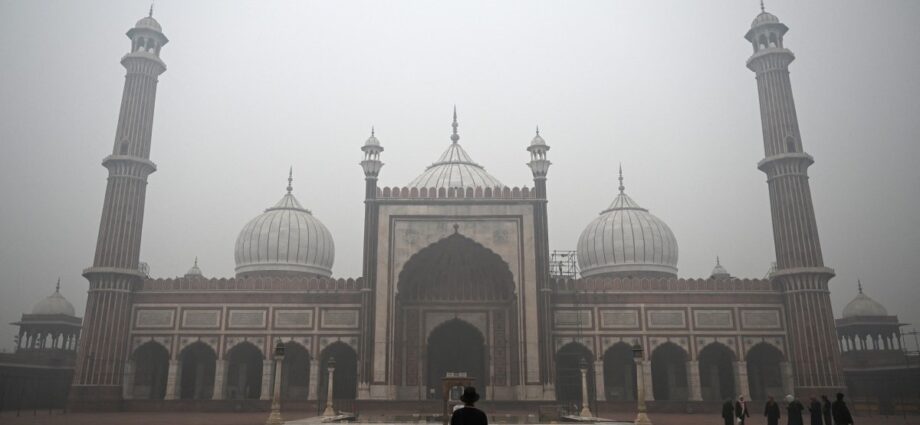 new-delhi-shrouded-in-toxic-smog-as-pollution-reading-breaks-record