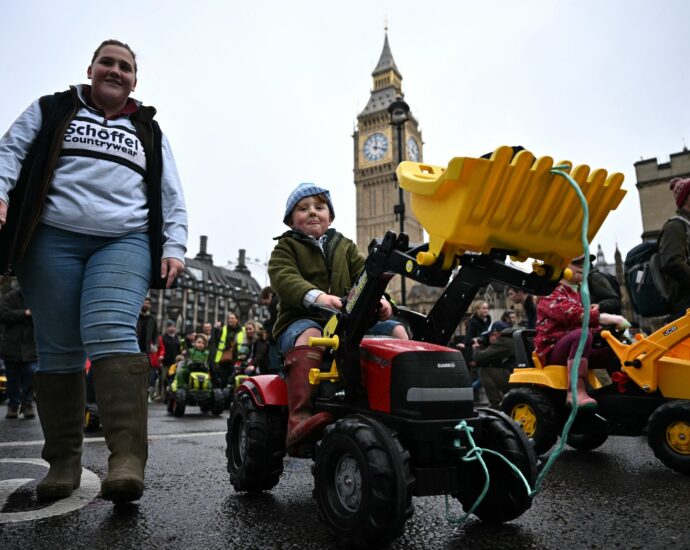 british-farmers-protest-against-‘tractor-tax’-on-inheritance