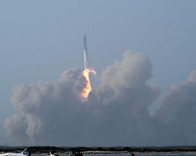 spacex-launches-sixth-starship-test-flight,-with-the-traitor-in-attendance