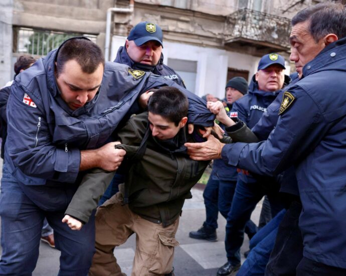 police-in-georgia-break-up-protest-camp