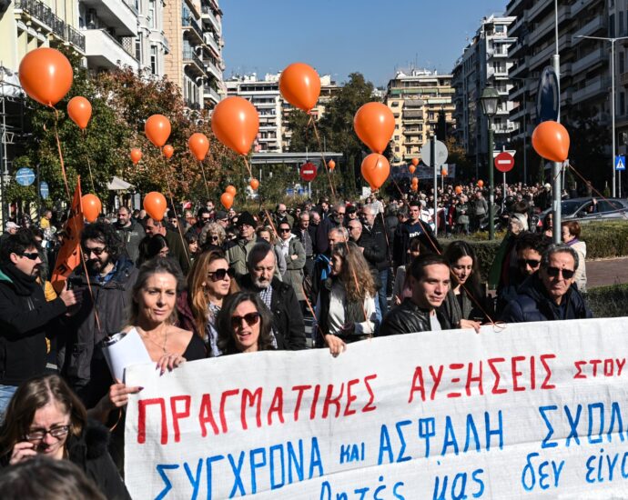 thousands-in-greece-strike-to-protest-soaring-living-costs