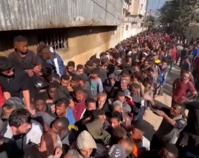 large-crowds-queue-to-buy-bread-amid-severe-food-shortages-in-gaza