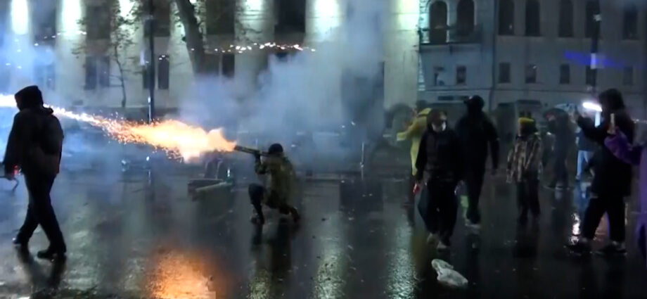 video:-protesters-in-georgia-shoot-fireworks-at-riot-police