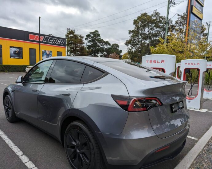 tesla-evs-can-now-drive-themselves-to-superchargers