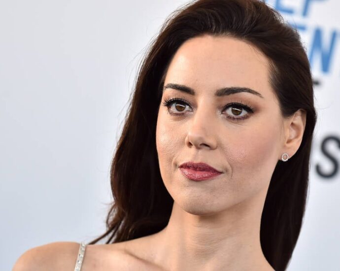 aubrey-plaza’s-latest-photoshoot-is-sending-sapphics-spinning