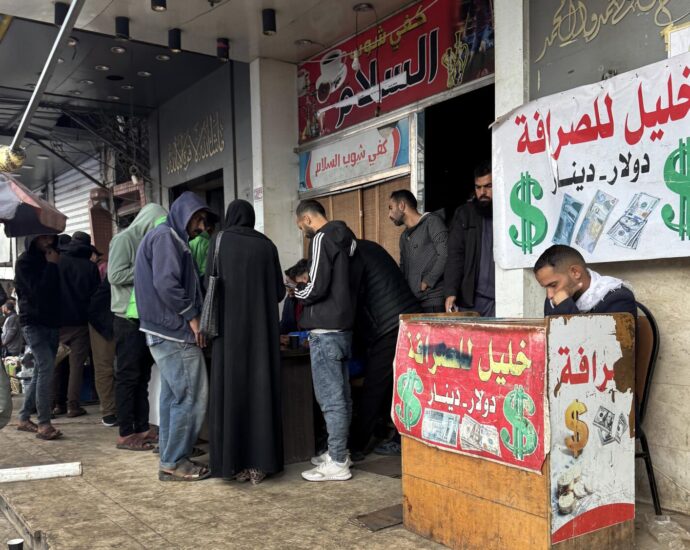 amid-a-cash-shortage-in-gaza,-paper-money-is-starting-to-disintegrate,-adding-to-desperation