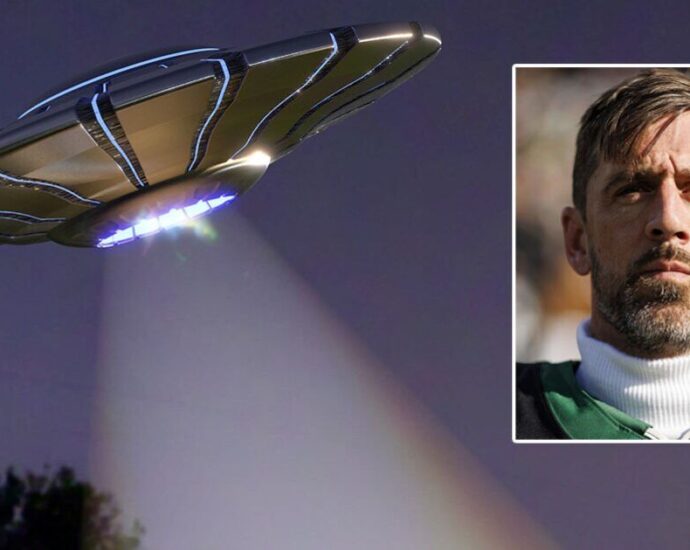 Aaron Rodgers wonders if ‘aliens’…