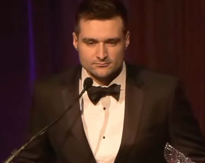 americas-worst-traitor-adviser-collapses-on-stage-at-new-york-young-republican-gala