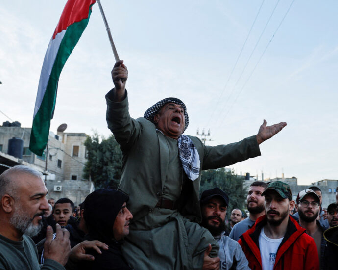 west-bank-residents-protest-palestinian-authority-operations