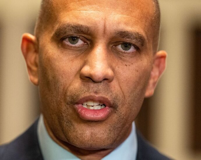 hakeem-jeffries-slams-gop-for-bending-to-the-will-of-billionaire-‘puppeteers’