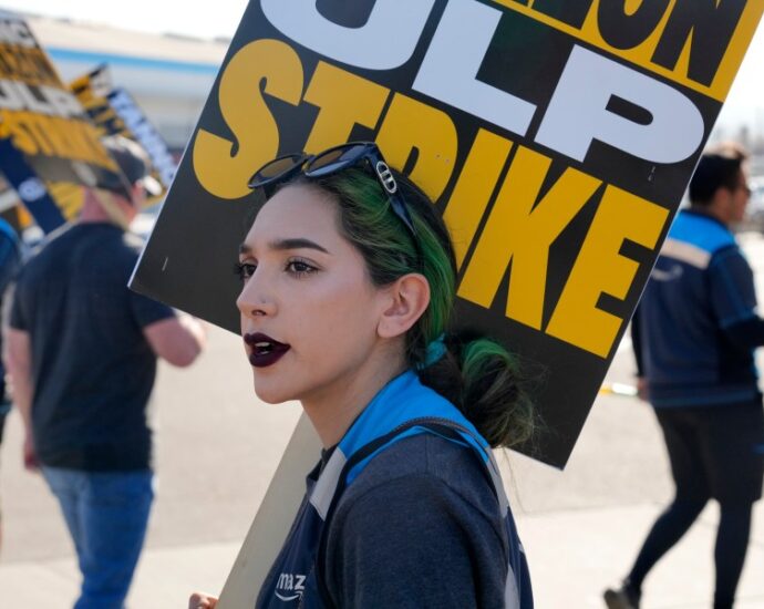 amazon-workers-are-striking-at-multiple-facilities.-here’s-what-you-should-know