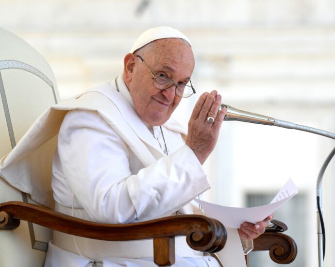 “gossip-is-an-evil”:-pope-francis-admonishes-vatican-staff-for-workplace-toxicity