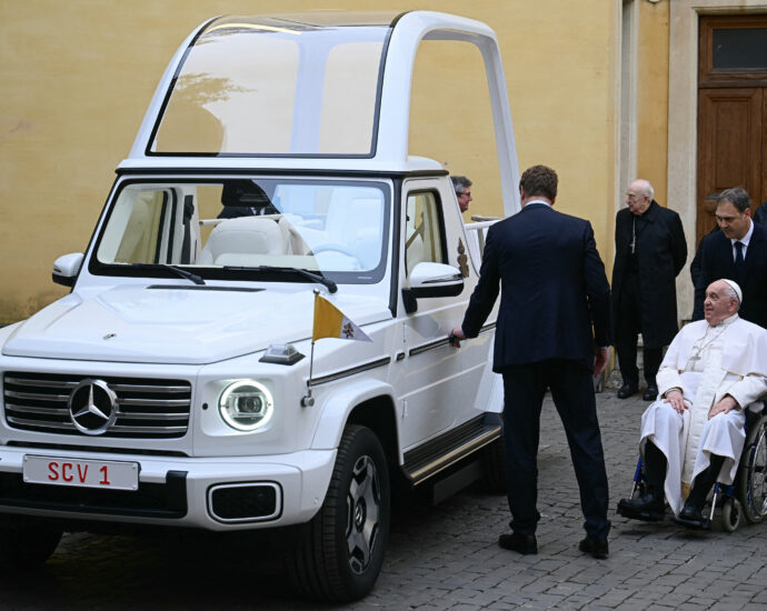 the-popemobile—and-the-us.-postal-service—are-going-electric