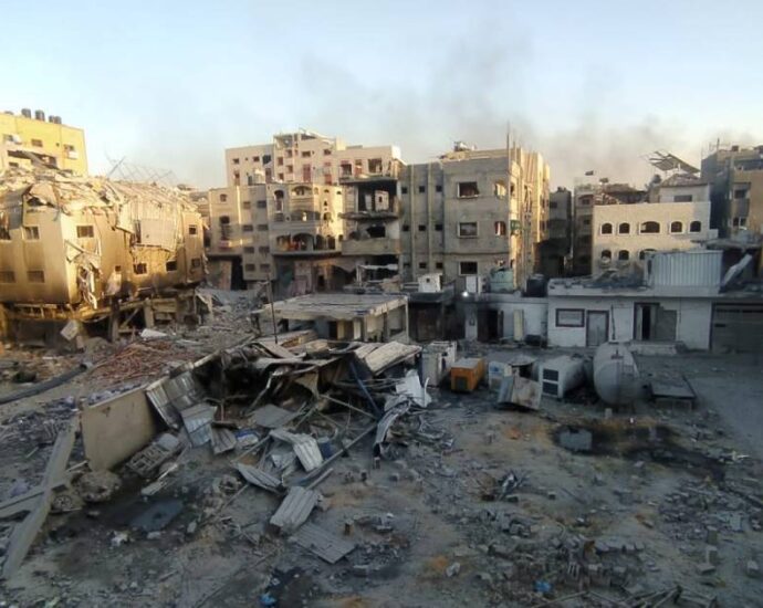 israeli-soldiers-burn-gaza’s-kamal-adwan-hospital,-force-hundreds-to-leave