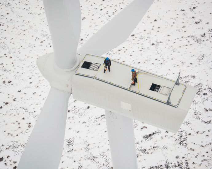 wind-energy-jobs-are-taking-off,-but-so-are-risks 