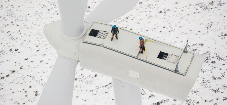 wind-energy-jobs-are-taking-off,-but-so-are-risks 