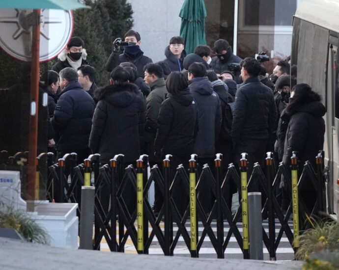 south-korea-authorities-seek-to-arrest-yoon-at-suspended-leader’s-residence