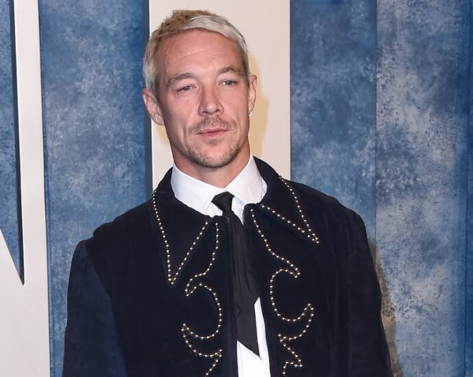 diplo-kicks-off-2025-with-a-video-of-three-men-kissing:-‘me-at-midnight’