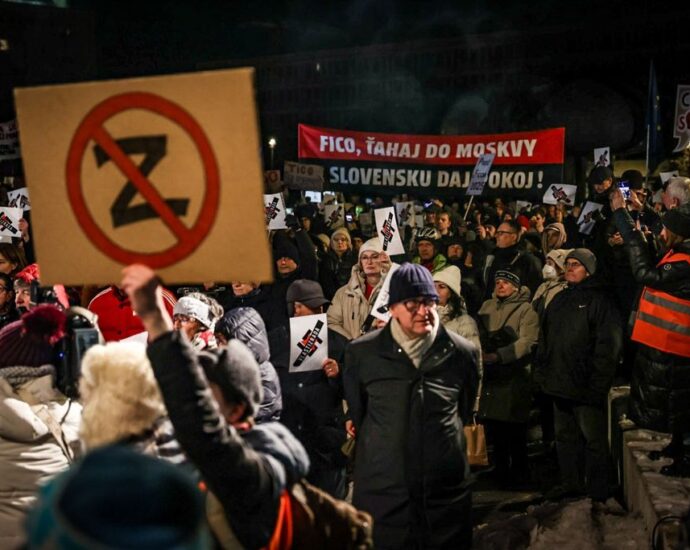 thousands-of-slovaks-protest-fico’s-pro-russian-stance-as-ukraine-tensions-rise