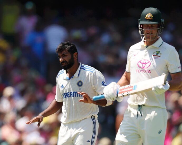 india-shrug-off-bumrah-injury-to-claim-first-innings-lead-in-australia