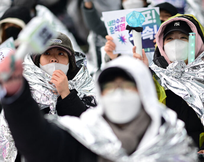 south-korean-protesters-brave-cold-and-snow-to-demand-yoon’s-ouster-as-detention-deadline-looms