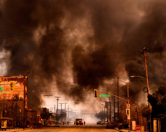 smoke-and-ash-made-more-toxic-by-the-contents-of-burning-homes-threaten-residents-of-la-and-beyond