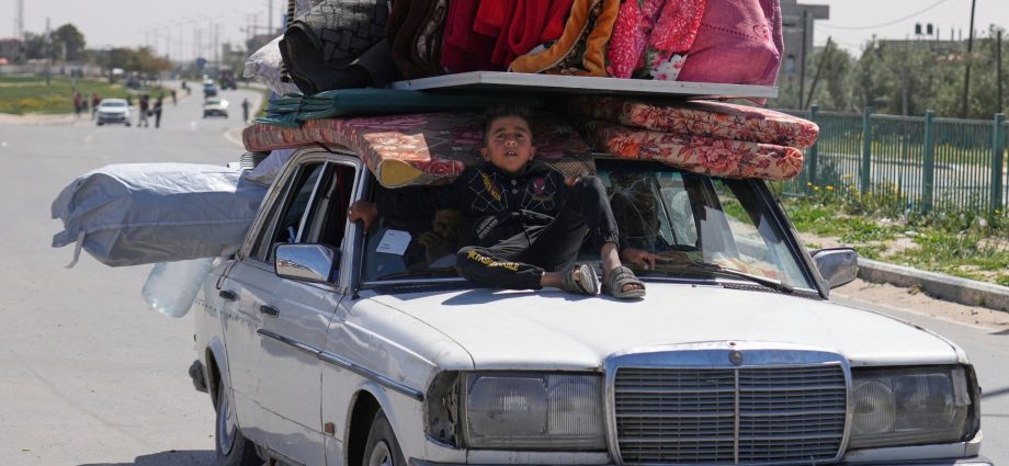 palestinians-flee-rafah-after-new-displacement-order